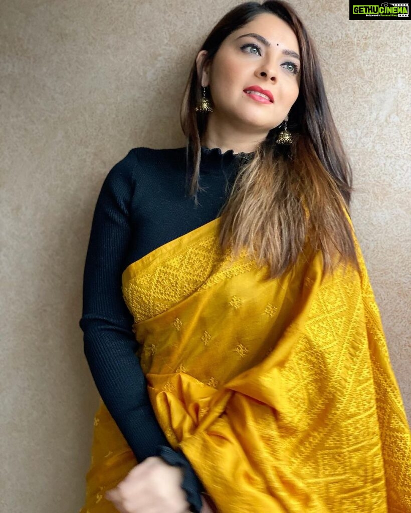 Sonalee Kulkarni Instagram - 💡Warm or Cool 🆒… what’s your take ? Swipe ➡️till 🔚 to choose your tone for #AnayaPandit 💡 #yellow or #blue #DateBhet out on @primevideoin soon! #sonaleekulkarni #yellow #sari #sarilove #saree #marathimulgi #marathi #cinema