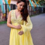 Sonalee Kulkarni Instagram - 🌟 Weekend में जब grey skies हो… Spreading some 💡 on your timeline #sonaleekulkarni #pujapatell #shashanksane #yellow #love #happyweekend #saturday