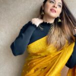 Sonalee Kulkarni Instagram - 💡Warm or Cool 🆒… what’s your take ? Swipe ➡️till 🔚 to choose your tone for #AnayaPandit 💡 #yellow or #blue #DateBhet out on @primevideoin soon! #sonaleekulkarni #yellow #sari #sarilove #saree #marathimulgi #marathi #cinema