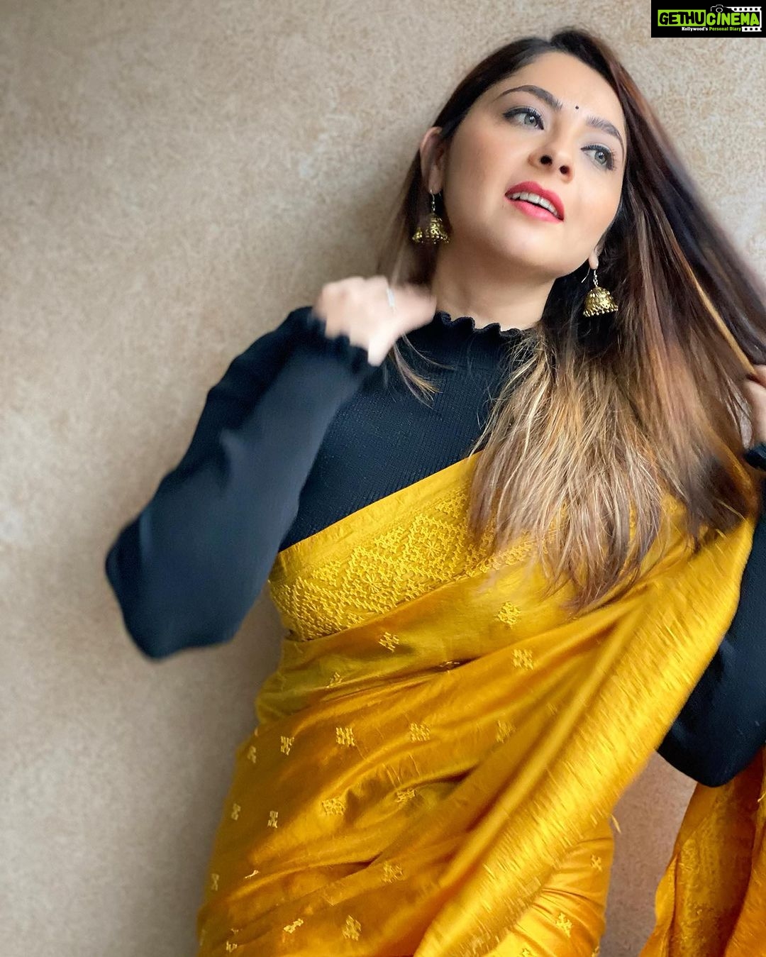 Sonalee Kulkarni Instagram - 💡Warm or Cool 🆒… what’s your take ? Swipe ➡️till 🔚 to choose your tone for #AnayaPandit 💡 #yellow or #blue #DateBhet out on @primevideoin soon! #sonaleekulkarni #yellow #sari #sarilove #saree #marathimulgi #marathi #cinema