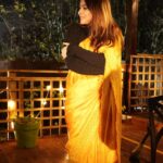 Sonalee Kulkarni Instagram - 💡Warm or Cool 🆒… what’s your take ? Swipe ➡️till 🔚 to choose your tone for #AnayaPandit 💡 #yellow or #blue #DateBhet out on @primevideoin soon! #sonaleekulkarni #yellow #sari #sarilove #saree #marathimulgi #marathi #cinema