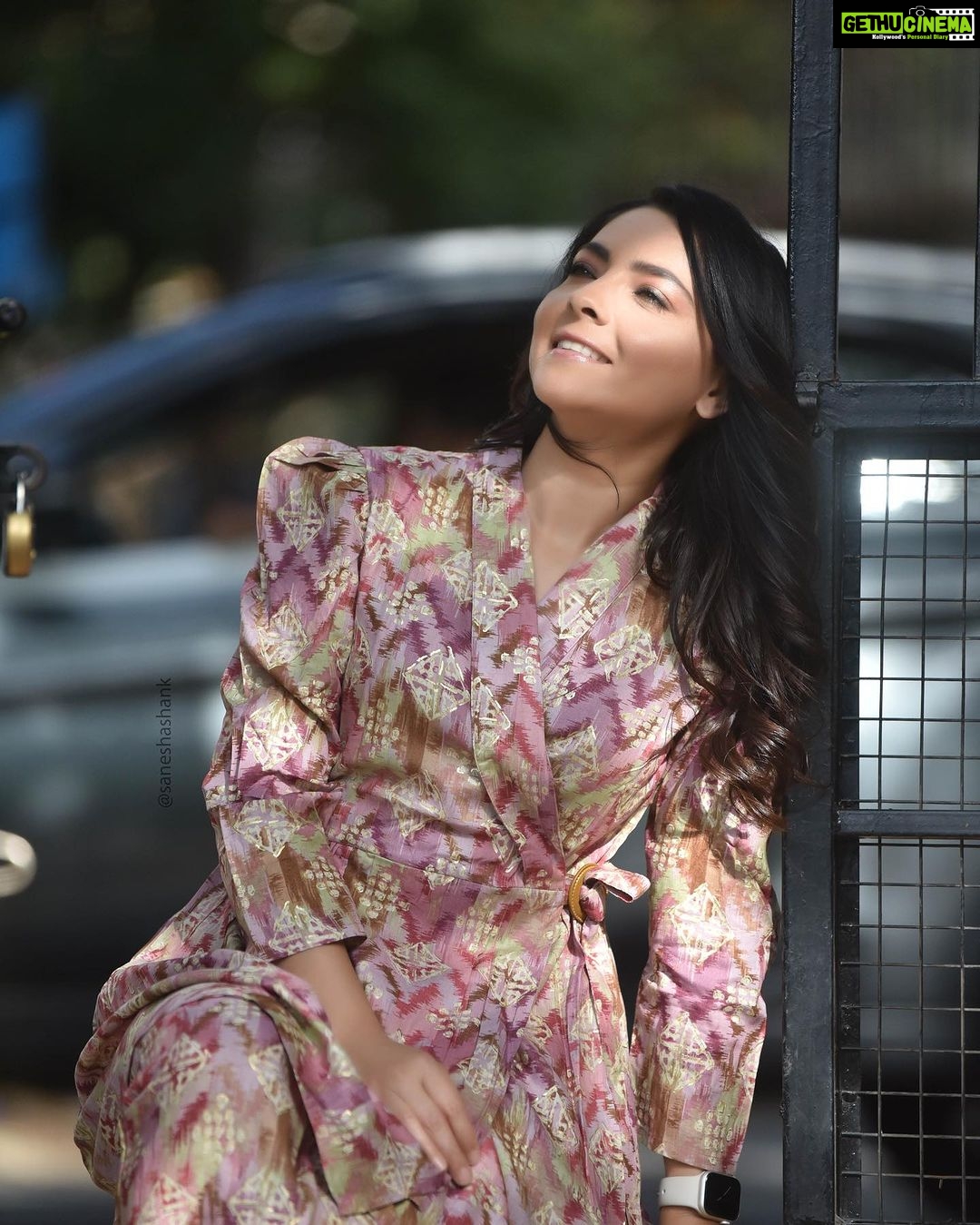 Sonalee Kulkarni Instagram - Some sunshine in your feed already š Outfit - @futarichhori Hair @tothenines_salon Makeup by - @shrutisharma1002 Location - @tothenines_salon Photographer - @saneshashank #sonaleekulkarni #instagram #instagood #style #marathimulgi #fashion #favorite To the Nines