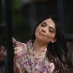 Sonalee Kulkarni Instagram - ज़िंदगी मेरी तुम्हारी यादों से ही चलती है, तभी तो अक्सर रातें भी मेरी, तुम्हारी यादों में कटा करती है। कल की रात के बारे में ही सुनो मुझसे, यादों में तेरी कब सवेरा हुआ ये पता ना चला मुझे। Outfit - @futarichhori Hair @tothenines_salon Makeup by - @shrutisharma1002 Location - @tothenines_salon Photographer - @saneshashank #sonaleekulkarni #marathimulgi instagram #instagood #comfort #style #fashion #favorite #cool