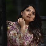 Sonalee Kulkarni Instagram – ज़िंदगी मेरी तुम्हारी यादों से ही चलती है, 
तभी तो अक्सर रातें भी मेरी, 
तुम्हारी यादों में कटा करती है।
कल की रात के बारे में ही सुनो मुझसे, 
यादों में तेरी कब सवेरा हुआ ये पता ना चला मुझे। 

Outfit – @futarichhori 
Hair @tothenines_salon 
Makeup by – @shrutisharma1002 
Location – @tothenines_salon
Photographer –  @saneshashank 

#sonaleekulkarni #marathimulgi
instagram #instagood #comfort 
#style #fashion #favorite #cool