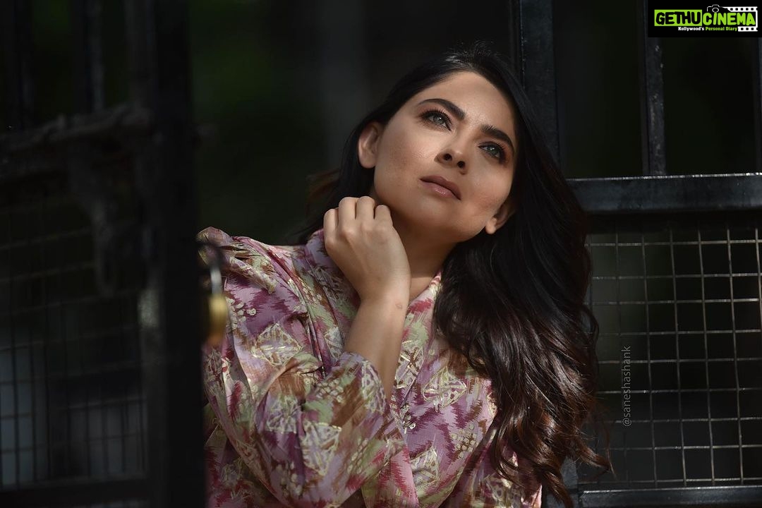 Sonalee Kulkarni Instagram - ज़िंदगी मेरी तुम्हारी यादों से ही चलती है, तभी तो अक्सर रातें भी मेरी, तुम्हारी यादों में कटा करती है। कल की रात के बारे में ही सुनो मुझसे, यादों में तेरी कब सवेरा हुआ ये पता ना चला मुझे। Outfit - @futarichhori Hair @tothenines_salon Makeup by - @shrutisharma1002 Location - @tothenines_salon Photographer - @saneshashank #sonaleekulkarni #marathimulgi instagram #instagood #comfort #style #fashion #favorite #cool
