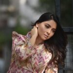 Sonalee Kulkarni Instagram - ज़िंदगी मेरी तुम्हारी यादों से ही चलती है, तभी तो अक्सर रातें भी मेरी, तुम्हारी यादों में कटा करती है। कल की रात के बारे में ही सुनो मुझसे, यादों में तेरी कब सवेरा हुआ ये पता ना चला मुझे। Outfit - @futarichhori Hair @tothenines_salon Makeup by - @shrutisharma1002 Location - @tothenines_salon Photographer - @saneshashank #sonaleekulkarni #marathimulgi instagram #instagood #comfort #style #fashion #favorite #cool