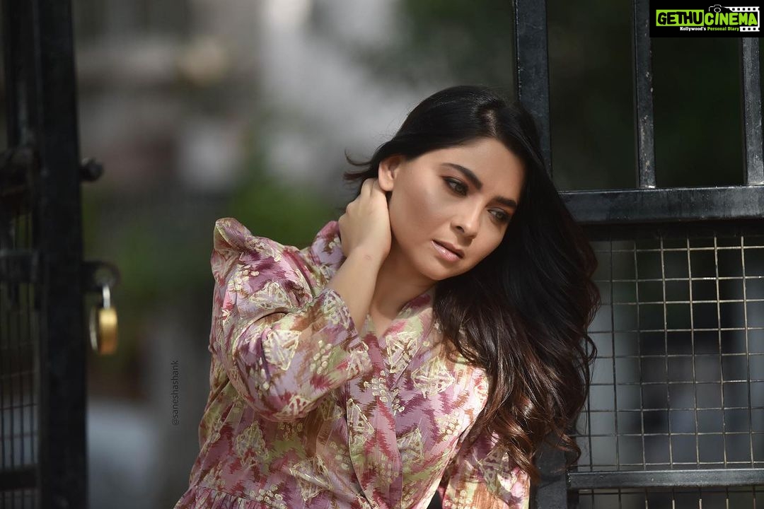 Sonalee Kulkarni Instagram - ज़िंदगी मेरी तुम्हारी यादों से ही चलती है, तभी तो अक्सर रातें भी मेरी, तुम्हारी यादों में कटा करती है। कल की रात के बारे में ही सुनो मुझसे, यादों में तेरी कब सवेरा हुआ ये पता ना चला मुझे। Outfit - @futarichhori Hair @tothenines_salon Makeup by - @shrutisharma1002 Location - @tothenines_salon Photographer - @saneshashank #sonaleekulkarni #marathimulgi instagram #instagood #comfort #style #fashion #favorite #cool