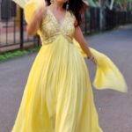 Sonalee Kulkarni Instagram - Okay so this was long due… felt like following the trend because of this beautiful 👗 by @puja.patelll and of course when shoots you @saneshashank 🌟 #sonaleekulkarni #rakshabandhan #rakhispecial #marathimulgi #marathi #indian #yellow #love #jhumka #trending #retro #song #instagram #instalove #dress