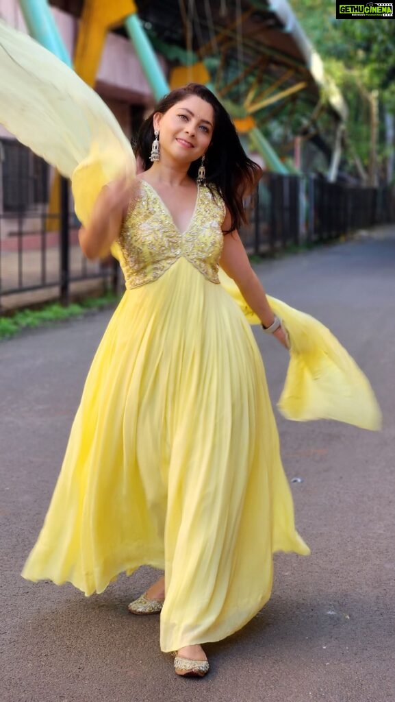 Sonalee Kulkarni Instagram - Okay so this was long due… felt like following the trend because of this beautiful 👗 by @puja.patelll and of course when shoots you @saneshashank 🌟 #sonaleekulkarni #rakshabandhan #rakhispecial #marathimulgi #marathi #indian #yellow #love #jhumka #trending #retro #song #instagram #instalove #dress