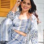 Sonalee Kulkarni Instagram – तेरा इश्क़ ही शायद ‘रंग-अंधा’ है….♥️

‘लाल’ की जगह मुझे ‘नीला’ कर गया……🩵

यह आसमां आज मेरे ज़हन के रंग से क्यूँ रंगा है…🤔

Outfit – @futarichhori 
Hair – @tothenines_salon 
Makeup by – @shrutisharma1002 
Location – @tothenines_salon
Photographer –  @saneshashank 

#sonaleekulkarni #instagram #instagood #blue #mondayblues #style #marathimulgi #new To the Nines