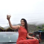 Sonalee Kulkarni Instagram - साथ बारिश में लिए फिरते हो उस को 'अंजुम' तुम ने इस शहर में क्या आग लगानी है कोई ❤️ @sonalee18588