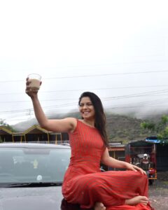 Sonalee Kulkarni Instagram - साथ बारिश में लिए फिरते हो उस को 'अंजुम' 

तुम ने इस शहर में क्या आग लगानी है कोई ❤️
@sonalee18588