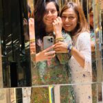 Sonalee Kulkarni Instagram - When we go sari shopping 🛍️ and end up buying bangles ! Tag your besties and tell us your random shopping stories.. #sonaleekulkarni #phulawakhamkar #shooting #shopping #working 🛒 T.nagar