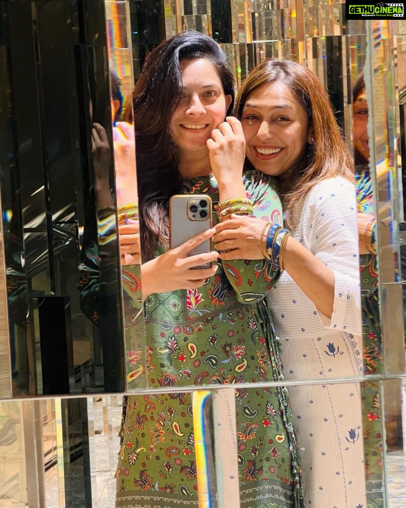 Sonalee Kulkarni Instagram - When we go sari shopping 🛍️ and end up buying bangles ! Tag your besties and tell us your random shopping stories.. #sonaleekulkarni #phulawakhamkar #shooting #shopping #working 🛒 T.nagar