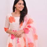 Sonalee Kulkarni Instagram - Looking back at the colours of summer 🌸 #sonaleekulkarni #floral #dress #marathimulgi #colours #bright #onsetofmonsoon #monsoon ☔️ आपलं पुणे