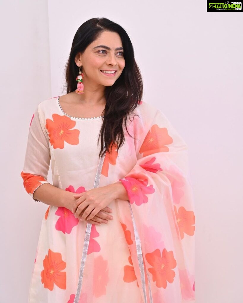 Sonalee Kulkarni Instagram - Looking back at the colours of summer 🌸 #sonaleekulkarni #floral #dress #marathimulgi #colours #bright #onsetofmonsoon #monsoon ☔️ आपलं पुणे