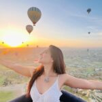 Sonalee Kulkarni Instagram - Ending it on a high note! Quite literally 🎈 #lastpost from #capadoccia #kapadokya #sonaleekulkarni #turkey #birthdayweek #happybirthdaytome #birthdaypact with @kb_keno #kunalbenodekar #hotairballoon Capadoccia,Turkey