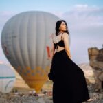 Sonalee Kulkarni Instagram - I could talk about Cappadocia until you’re balloon in the face. Photography by @mervekansuphotographer #sonaleekulkarni #cappadocia #kapadokya #turkey #birthday #birthdaypact #birthdaymonth #traveller #travelphotography Cappadocia / Kapadokya