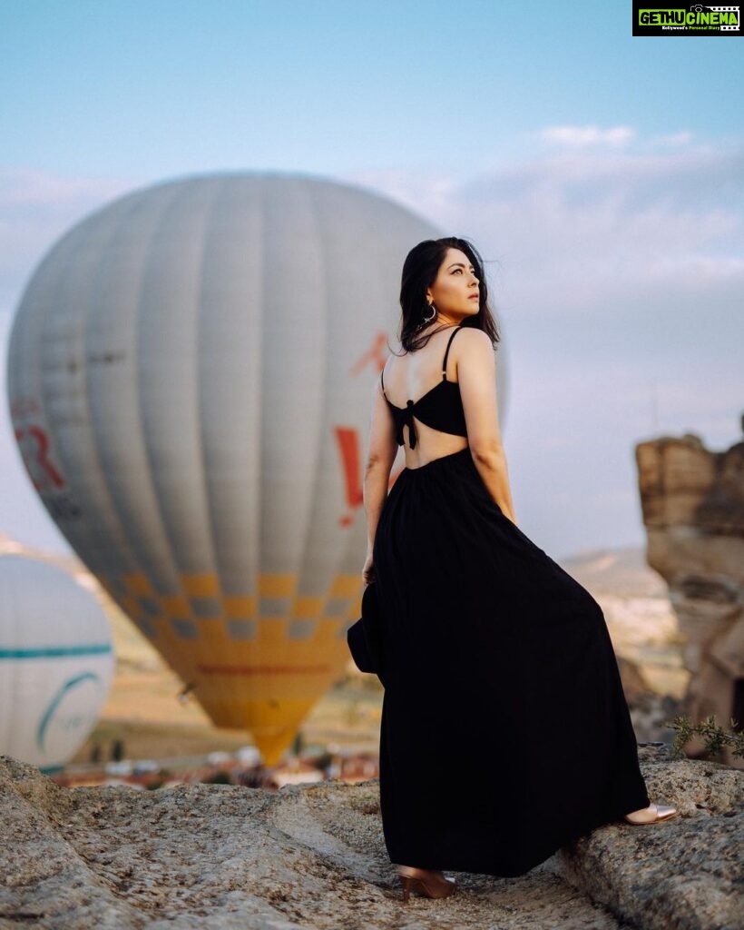 Sonalee Kulkarni Instagram - I could talk about Cappadocia until you’re balloon in the face. Photography by @mervekansuphotographer #sonaleekulkarni #cappadocia #kapadokya #turkey #birthday #birthdaypact #birthdaymonth #traveller #travelphotography Cappadocia / Kapadokya
