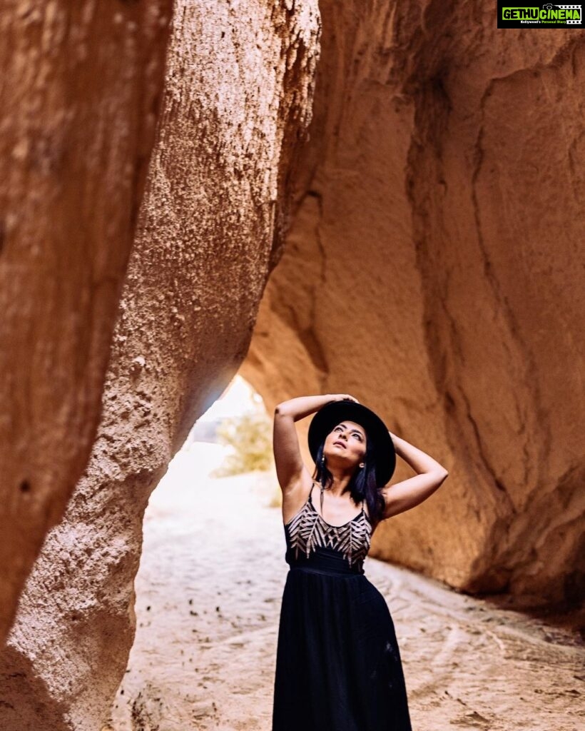 Sonalee Kulkarni Instagram - 🧢pa डोक्या … वर घेतलंय 🤪 Photoshoot by @mervekansuphotographer #sonaleekulkarni #cappadocia #kapadokya #turkey #photo #hotairballoon #photography #black #dress #hat #rocks #birthdaypact #birthdaytrip Love Valley, Goreme, Cappadocia