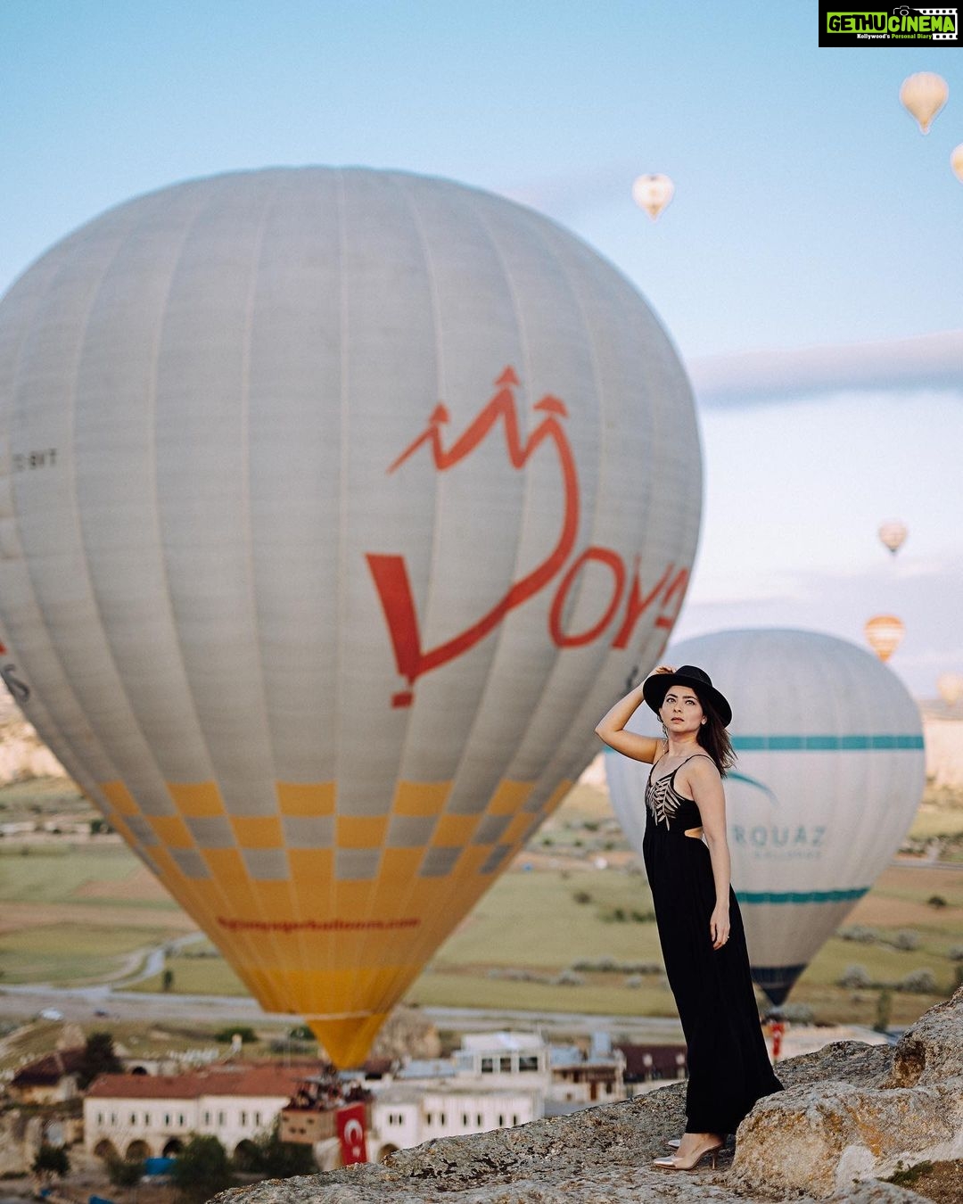 Sonalee Kulkarni Instagram - ज़रा 🎩 के …. Photoshoot by @mervekansuphotographer #sonaleekulkarni #cappadocia #kapadokya #turkey #photo #hotairballoon #photography #black #dress #hat #rocks #birthdaypact #birthdaytrip Göreme, Cappadocia