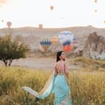 Sonalee Kulkarni Instagram - #cappadocia फोटोशूटसाठी खूप लोकप्रिय आहे, जगभरातून लोक इथे येतात, #hotairballoons 🎈साठी। मॉडेल्स, नववधू, त्यांच्या शूटसाठी, विंटेज कार आणि फ्लोइंग गाउन भाड्याने घेतात. मी #mervekansuphotographer हिच्या बरोबर एक क्रॉस कल्चर छायाचित्रीकरण केले! मी आपली भारतीय संस्कृतिचे प्रतिनिधित्व करणारी साडी परिधान करणे निवडले ज्यात 👗 या ड्रेसच्या लांब ट्रेलच्या ऐवजी हा लांब पदर होता वाहत होता तुर्की च्या सुंदर पार्श्वभूमीवर! #Kapadokya is very popular for photoshoots, people from all over the world come here, for the hot air balloons, either a ride in them or getting photographed in different valleys where the balloons sway around beautifully every morning (during summer, if the wind permits). Models, soon to be brides/grooms, rent out vintage cars and flowing gowns and hire a photographer for their shoots. So, me and @mervekansuphotographer collaborated for a cross culture photoshoot here! I chose to represent #indianculture wearing a #sari🥻with a long pallu ditching the long trail of a dress 👗 At the beautiful backdrop of Turkish bedrocks and castles and of courses the colourful balloons! #sonaleekulkarni #turkey #marathimulgi #traveller #birthdaymonth #birthdaypact #bucketlist #dreamcometrue Cappadocia / Kapadokya