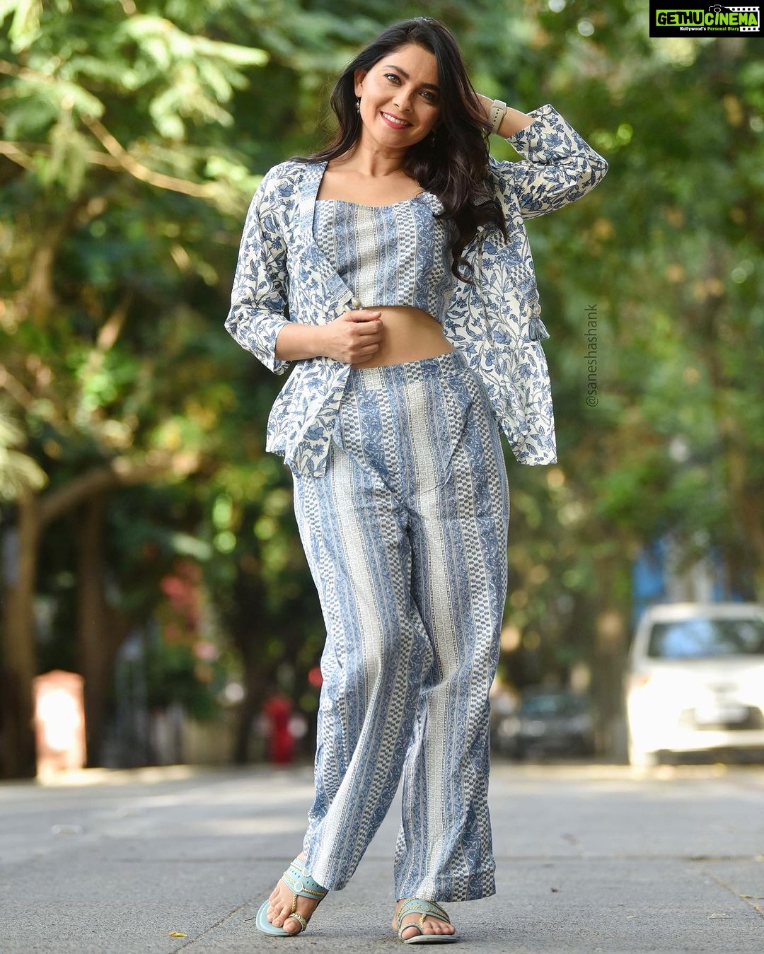 Sonalee Kulkarni Instagram - Talking about #blues on a rainy #tuesdaymorning đ§ď¸ Outfit - @futarichhori Hair @tothenines_salon Makeup by - @shrutisharma1002 Location - @tothenines_salon Photographer - @saneshashank #sonaleekulkarni #instagram #instagood #style #marathimulgi To the Nines