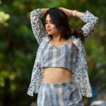 Sonalee Kulkarni Instagram – Talking about #blues on a rainy #tuesdaymorning 🌧️ 

Outfit – @futarichhori 
Hair @tothenines_salon 
Makeup by – @shrutisharma1002 
Location – @tothenines_salon
Photographer –  @saneshashank 

#sonaleekulkarni #instagram #instagood 
#style #marathimulgi To the Nines