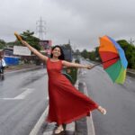 Sonalee Kulkarni Instagram - साथ बारिश में लिए फिरते हो उस को 'अंजुम' तुम ने इस शहर में क्या आग लगानी है कोई ❤️ @sonalee18588