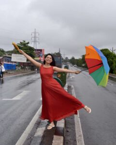 Sonalee Kulkarni Instagram - साथ बारिश में लिए फिरते हो उस को 'अंजुम' 

तुम ने इस शहर में क्या आग लगानी है कोई ❤️
@sonalee18588