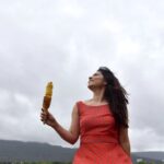Sonalee Kulkarni Instagram - साथ बारिश में लिए फिरते हो उस को 'अंजुम' तुम ने इस शहर में क्या आग लगानी है कोई ❤️ @sonalee18588