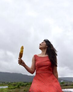 Sonalee Kulkarni Instagram - साथ बारिश में लिए फिरते हो उस को 'अंजुम' 

तुम ने इस शहर में क्या आग लगानी है कोई ❤️
@sonalee18588