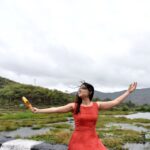 Sonalee Kulkarni Instagram – साथ बारिश में लिए फिरते हो उस को ‘अंजुम’ 

तुम ने इस शहर में क्या आग लगानी है कोई ❤️
@sonalee18588