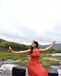 Sonalee Kulkarni Instagram - साथ बारिश में लिए फिरते हो उस को 'अंजुम' 

तुम ने इस शहर में क्या आग लगानी है कोई ❤️
@sonalee18588