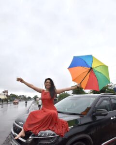 Sonalee Kulkarni Instagram - साथ बारिश में लिए फिरते हो उस को 'अंजुम' 

तुम ने इस शहर में क्या आग लगानी है कोई ❤️
@sonalee18588