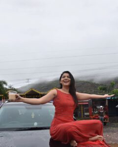 Sonalee Kulkarni Instagram - साथ बारिश में लिए फिरते हो उस को 'अंजुम' 

तुम ने इस शहर में क्या आग लगानी है कोई ❤️
@sonalee18588