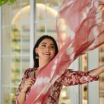 Sonalee Kulkarni Instagram - पांव रुके ना किसीके रोके टोके ओके ये तो चलेंगे, नच लेंगे… यहाँ वहा जहा तहा कहा कहा Outfit - @futarichhori Hair @tothenines_salon Makeup by - @shrutisharma_mua Location - @tothenines_salon Photographer - @saneshashank #sonaleekulkarni #instagram #instagood #style #marathimulgi