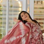 Sonalee Kulkarni Instagram - पांव रुके ना किसीके रोके टोके ओके ये तो चलेंगे, नच लेंगे… यहाँ वहा जहा तहा कहा कहा Outfit - @futarichhori Hair @tothenines_salon Makeup by - @shrutisharma_mua Location - @tothenines_salon Photographer - @saneshashank #sonaleekulkarni #instagram #instagood #style #marathimulgi