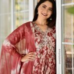 Sonalee Kulkarni Instagram - 🥀… थी मलंग वो … अपने रंग घुमे फिरे झूमे नाचे … Outfit - @futarichhori Hair @tothenines_salon Makeup by - @shrutisharma1002 Location - @tothenines_salon Photographer - @saneshashank #sonaleekulkarni #instagram #instagood #style #marathimulgi