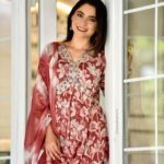 Sonalee Kulkarni Instagram - 🥀… थी मलंग वो … अपने रंग घुमे फिरे झूमे नाचे … Outfit - @futarichhori Hair @tothenines_salon Makeup by - @shrutisharma1002 Location - @tothenines_salon Photographer - @saneshashank #sonaleekulkarni #instagram #instagood #style #marathimulgi