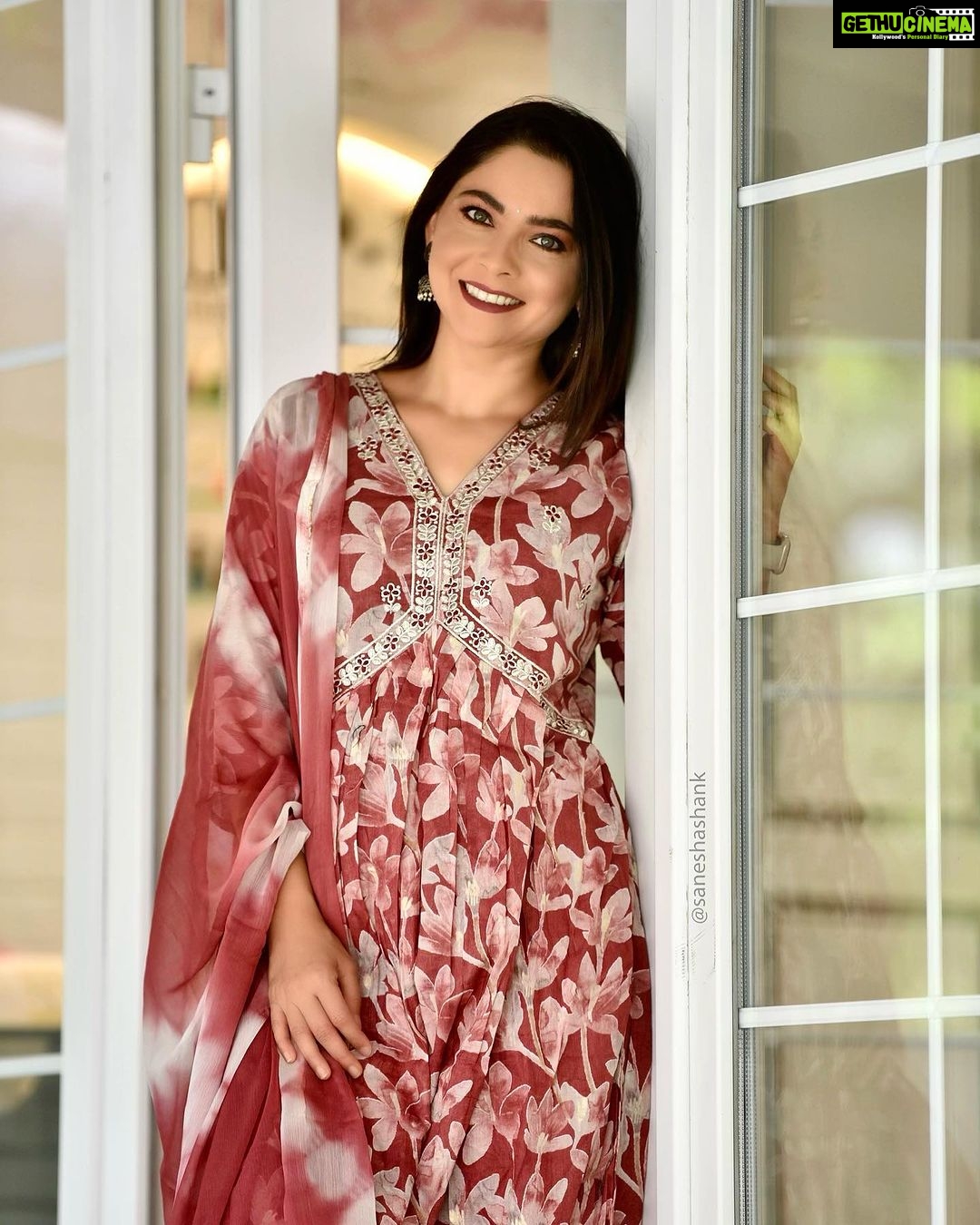 Sonalee Kulkarni Instagram - ЁЯеАтАж рдереА рдорд▓рдВрдЧ рд╡реЛ тАж рдЕрдкрдиреЗ рд░рдВрдЧ рдШреБрдореЗ рдлрд┐рд░реЗ рдЭреВрдореЗ рдирд╛рдЪреЗ тАж Outfit - @futarichhori Hair @tothenines_salon Makeup by - @shrutisharma1002 Location - @tothenines_salon Photographer - @saneshashank #sonaleekulkarni #instagram #instagood #style #marathimulgi