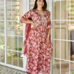 Sonalee Kulkarni Instagram - चकरी सी पैरो में पहिया आसमान सर पर घुमा नहीं सुना यह हमने तो रानी घुमे गोरे गोरे पैरो से… हवा हवा …🌪️ Outfit - @futarichhori Hair @tothenines_salon Makeup by - @shrutisharma1002 Location - @tothenines_salon Photographer - @saneshashank #sonaleekulkarni #instagram #instagood #style #marathimulgi #new #marathifilm