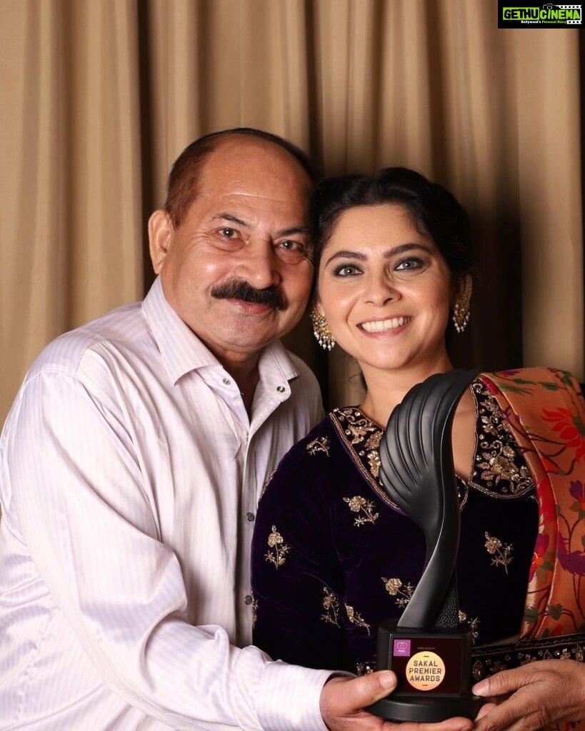 Sonalee Kulkarni Instagram - Happy Father’s Day ! I will adjust your tie or pearls until I make you smile… I will hold your hands till I make you dance… I will make you wait patiently till I win all the prizes for you…. You are my first hero, no matter how many I have on and off screen! I love you, Papa’s girl #SonaleeKulkarni #ManoharKulkarni #happyfathersday #fathersday2023 #myhero #myfather