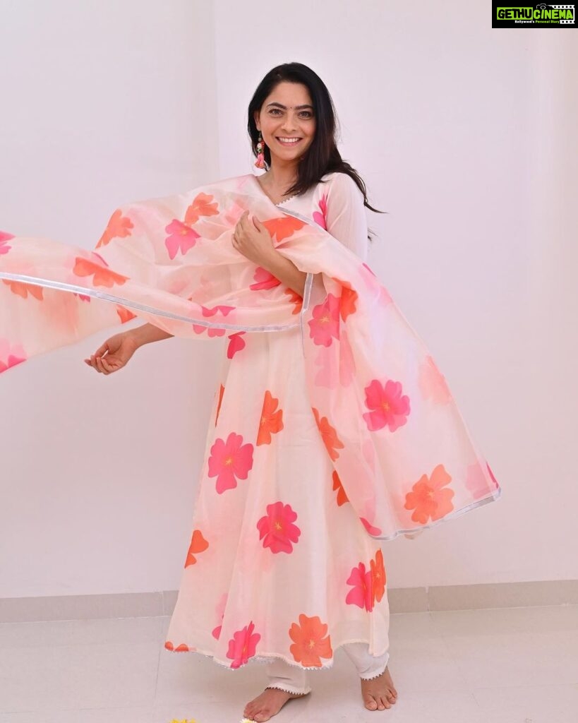 Sonalee Kulkarni Instagram - Looking back at the colours of summer 🌸 #sonaleekulkarni #floral #dress #marathimulgi #colours #bright #onsetofmonsoon #monsoon ☔️ आपलं पुणे