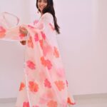 Sonalee Kulkarni Instagram - Looking back at the colours of summer 🌸 #sonaleekulkarni #floral #dress #marathimulgi #colours #bright #onsetofmonsoon #monsoon ☔️ आपलं पुणे