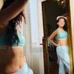 Sonalee Kulkarni Instagram – Post workout jazz 🎶 

#sundayworkout #sunday #workout #postworkout #sonaleekulkarni #fun
#mirror #photoshoot