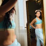 Sonalee Kulkarni Instagram - Post workout jazz 🎶 #sundayworkout #sunday #workout #postworkout #sonaleekulkarni #fun #mirror #photoshoot