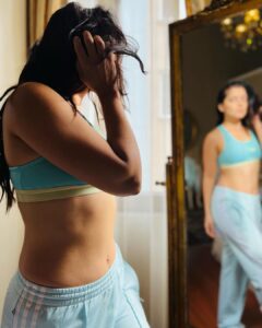 Sonalee Kulkarni Instagram - Post workout jazz 🎶 #sundayworkout #sunday #workout #postworkout #sonaleekulkarni #fun #mirror #photoshoot
