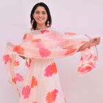Sonalee Kulkarni Instagram – 🌸 simple simple हवी… 

Before we officially get into the monsoon season….let me spring some colours in your timeline! 

#sonaleekulkarni #floral #dress #marathimulgi #bholibhaliladki #simple #indian #flower #simplicity #bharatiyanari आपलं पुणे