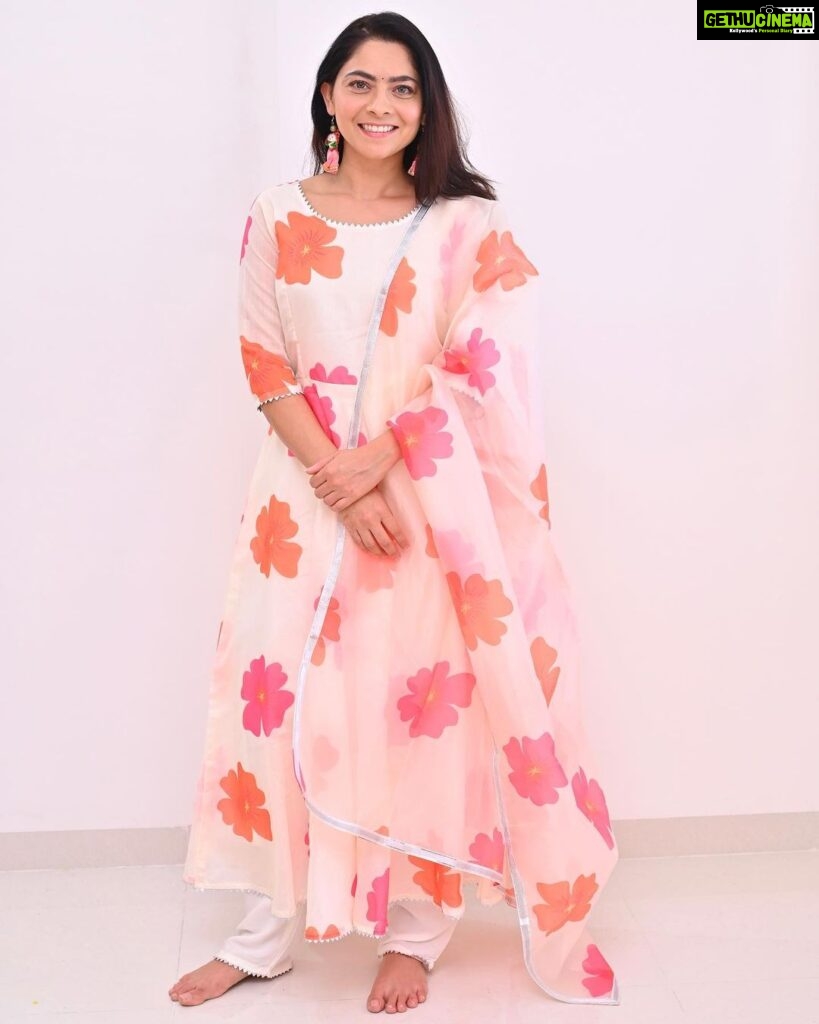 Sonalee Kulkarni Instagram - 🌸 simple simple हवी… Before we officially get into the monsoon season….let me spring some colours in your timeline! #sonaleekulkarni #floral #dress #marathimulgi #bholibhaliladki #simple #indian #flower #simplicity #bharatiyanari आपलं पुणे